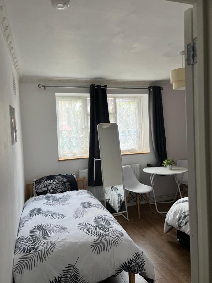 Private Room With Two Beds Near Central London Exterior photo