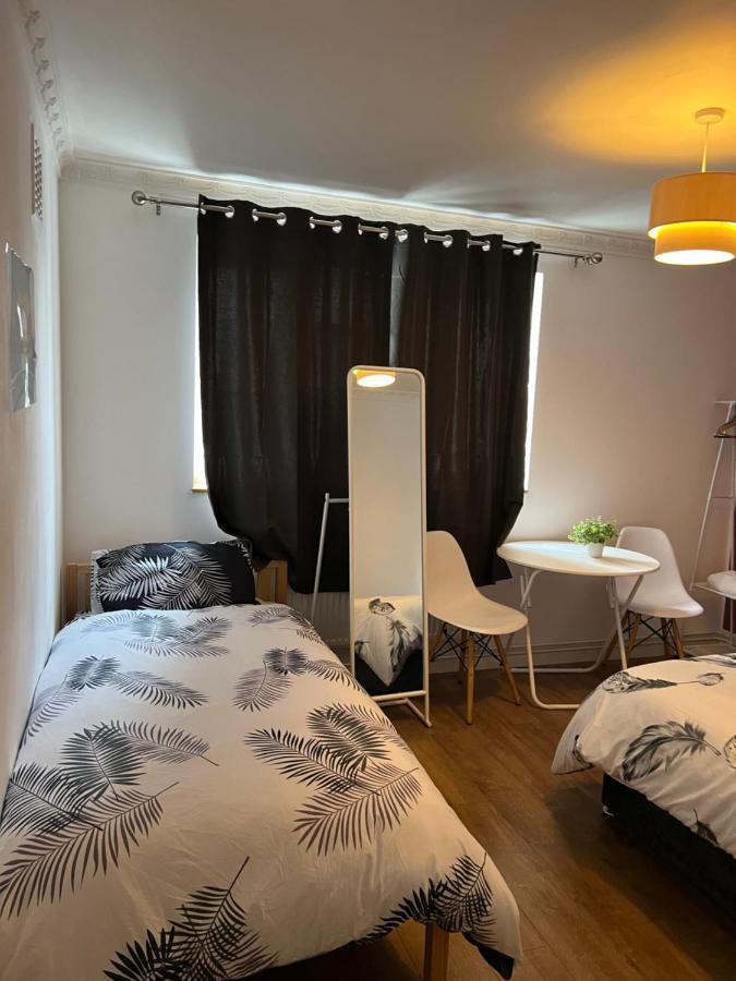 Private Room With Two Beds Near Central London Exterior photo
