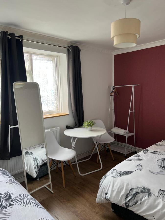 Private Room With Two Beds Near Central London Exterior photo