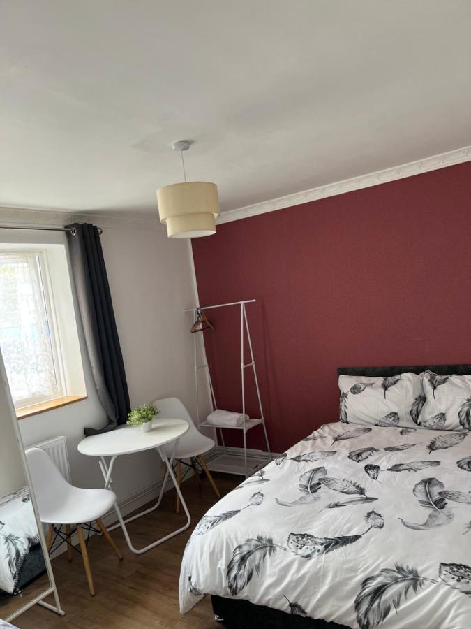 Private Room With Two Beds Near Central London Exterior photo